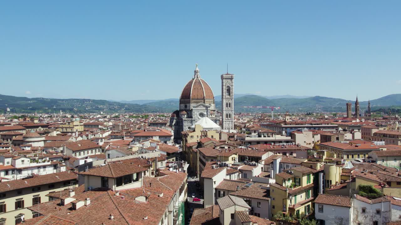 enfoque aéreo de la pintoresca catedral de la plaza de la ciudad en florencia, italia