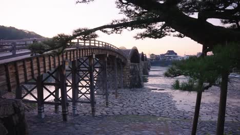 nascer do sol sobre a ponte iwakuni kintaikyo e o pinheiro matsu japonês, japão