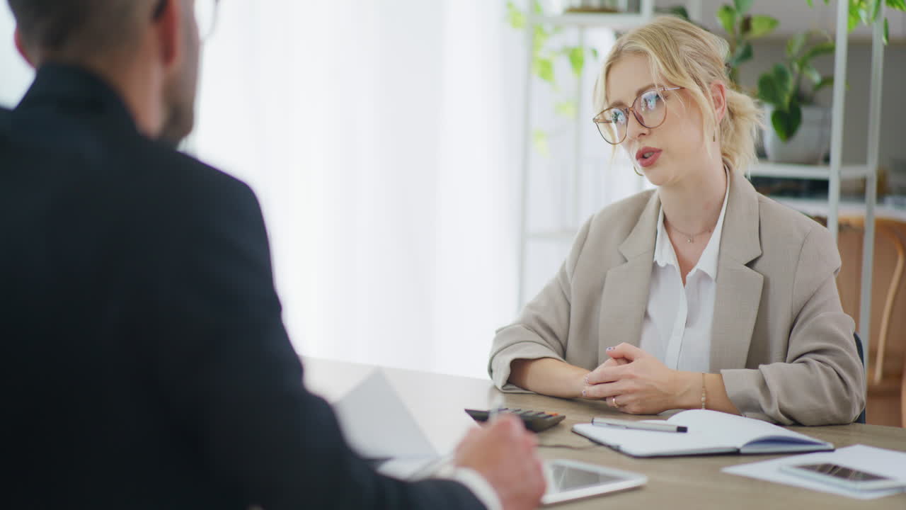 negociaciones mujer de negocios con hombre de negocios