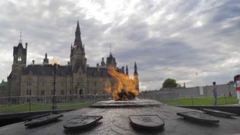 Vistas-De-La-Llama-Del-Centenario-Flamme-Due-Centenaire-En-Un-Día-De-Verano-En-Ottawa,-Ontario,-Canadá