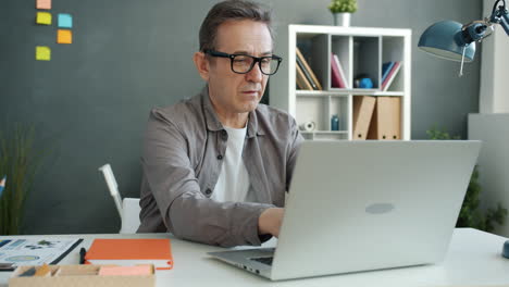 hombre trabajando en una computadora portátil en la oficina