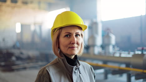 Blonde-Frau-In-Der-Fabrik