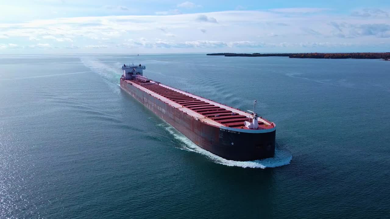 미시간 주 우회로를 따라가는 화물선 드론