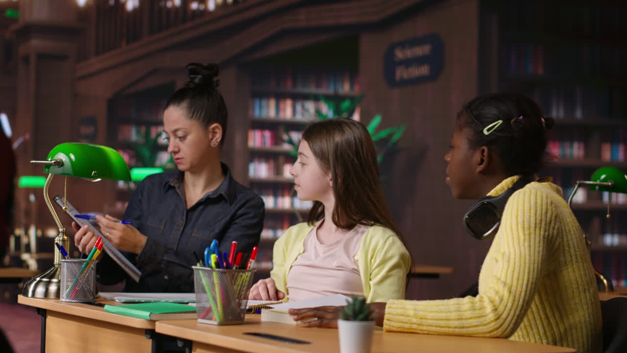 도서관에서 일하는 교사와 학생