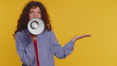 mujer hablando con megáfono, proclamando noticias, anunciando en voz alta anuncios apuntando a un lugar vacío