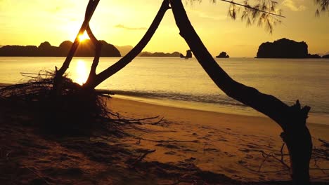 Langkawi,-Puesta-De-Sol-En-La-Playa-De-Tanjung-Rhu,-Tropicales