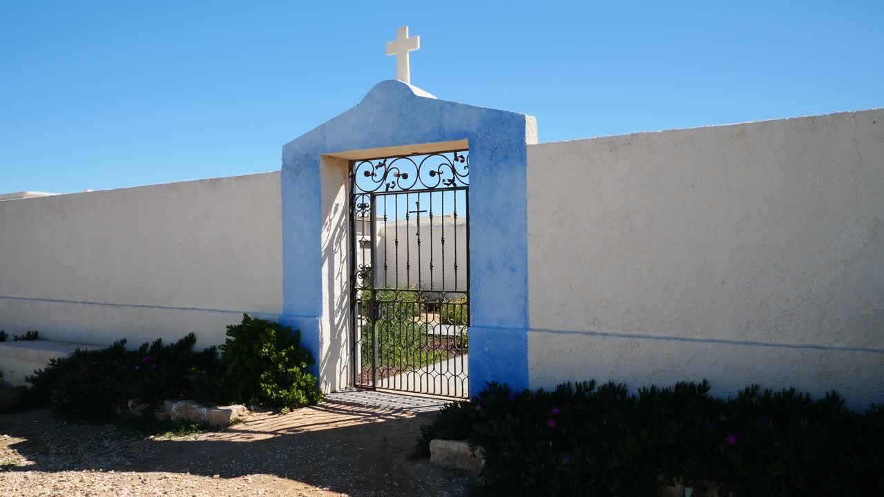 Entrada al cementerio de la isla de Tabarca. La isla habitada más pequeña del mar Mediterráneo español.