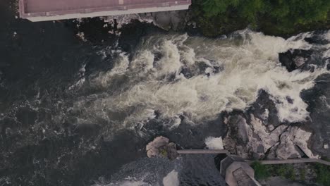 vista aérea sobre el agua corriendo en el río magog en sherbrooke, canadá - dron de arriba hacia abajo