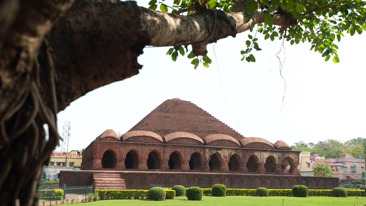 Questo Tempio Ras è uno dei più importanti punti di riferimento architettonici di Bishnupur, Bengala Occidentale. I Templi in Terracotta di Bishnupur