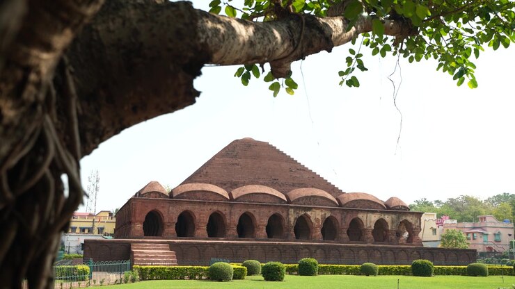 Questo Tempio Ras è uno dei più importanti punti di riferimento architettonici di Bishnupur, Bengala Occidentale. I Templi in Terracotta di Bishnupur