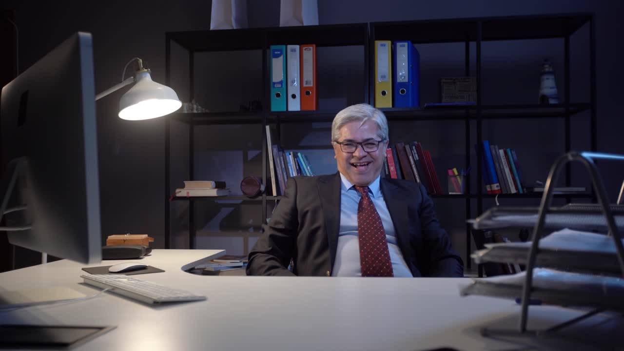 un hombre de negocios riéndose de la cámara.