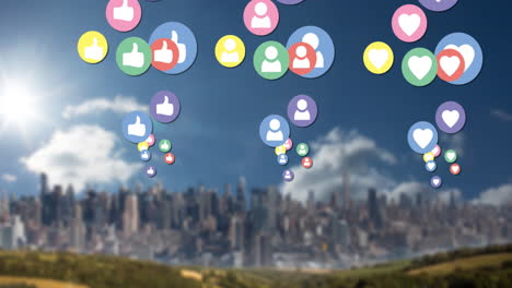 animación de múltiples iconos de redes sociales digitales coloridos que vuelan sobre el paisaje urbano