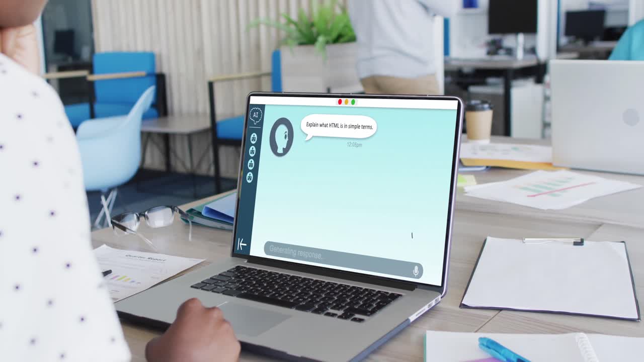 mujer de negocios biracial en la oficina usando una computadora con un chat de mensajería digital en la pantalla