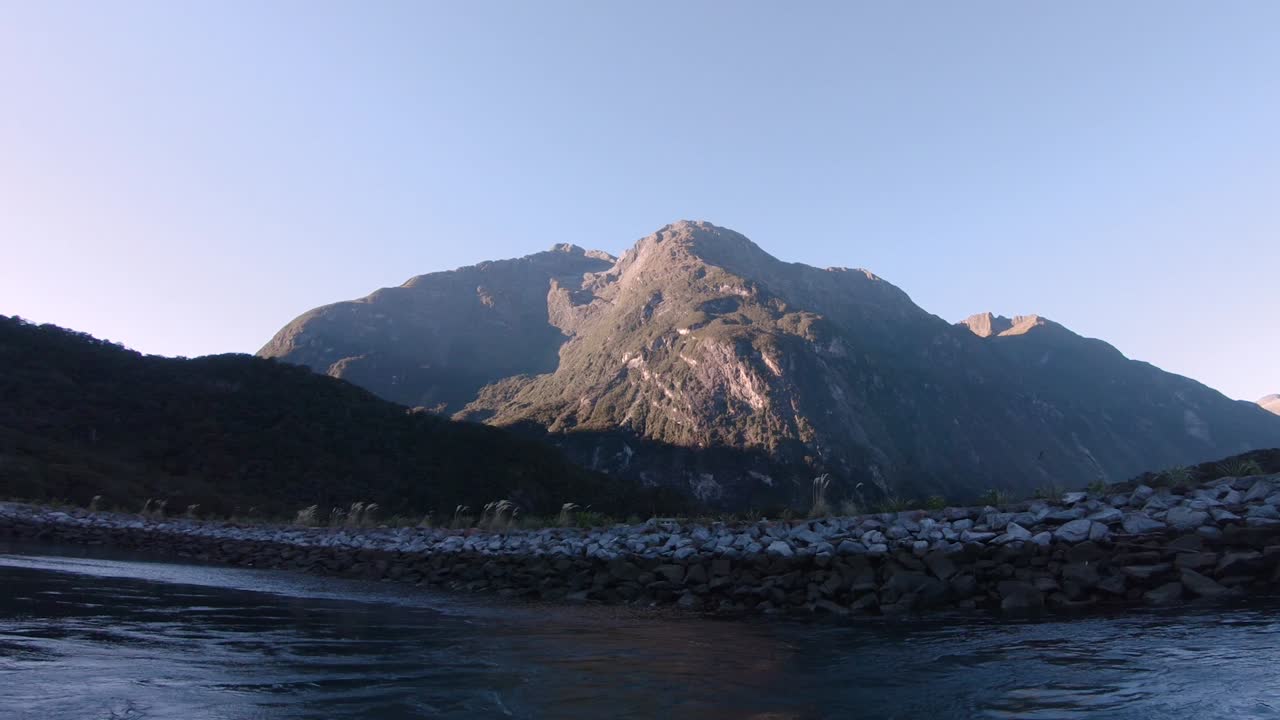 vista desde un barco de crucero saliendo del puerto de milford sound