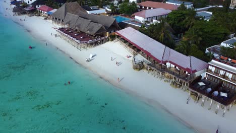 una hermosa toma de drones de motos de agua en la playa de nungwi en la isla tropical de zanzíbar en tanzania en áfrica