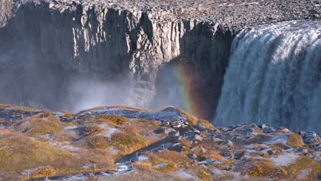 Sonnenlicht,-Das-Einen-Regenbogen-In-Der-Dettifoss-wasserfallschlucht-In-Island-Bildet