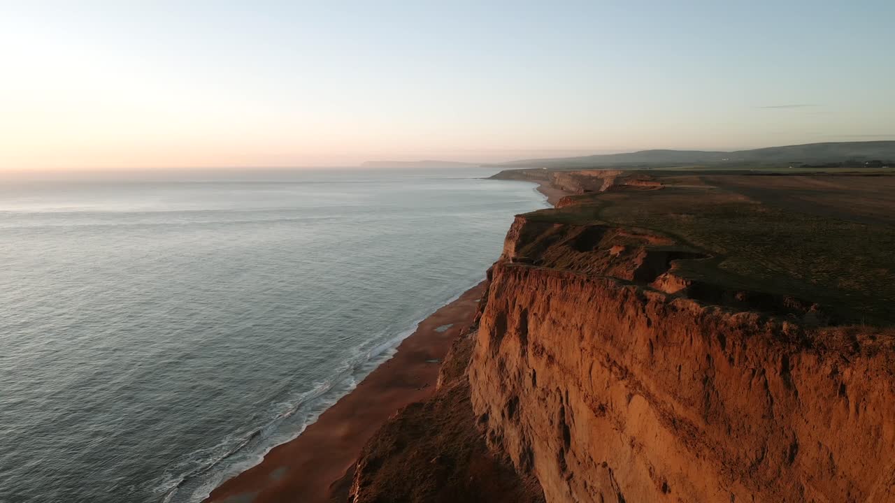 tomada de drones de acantilados y playa en un día despejado