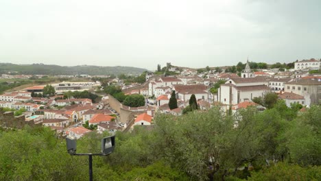 ciudad y muralla defensiva del castillo de óbidos en un día nublado de primavera