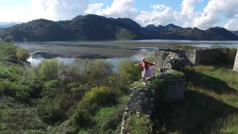 vistas panorámicas de un lago con montañas, carreteras, vías de tren y ruinas históricas