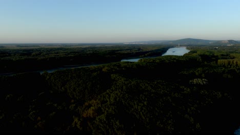 Llanuras-Boscosas-A-Orillas-Del-Río-Danubio-En-El-Parque-Nacional-Donau-auen,-Austria-Al-Amanecer