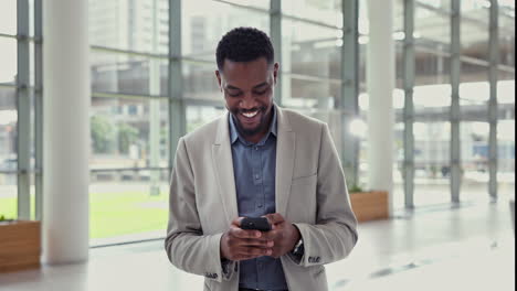 Happy-businessman,-phone-and-walking-at-office