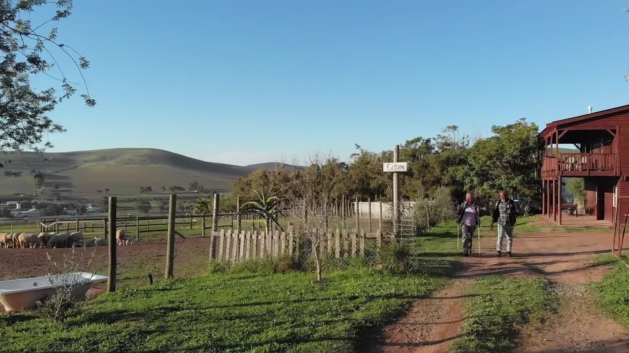 노인 아프리카계 미국인 커플이 배 ⁇ 을 들고  ⁇ 은 자연에서 복사 공간, 슬로우 모션으로  ⁇ 고 있습니다.