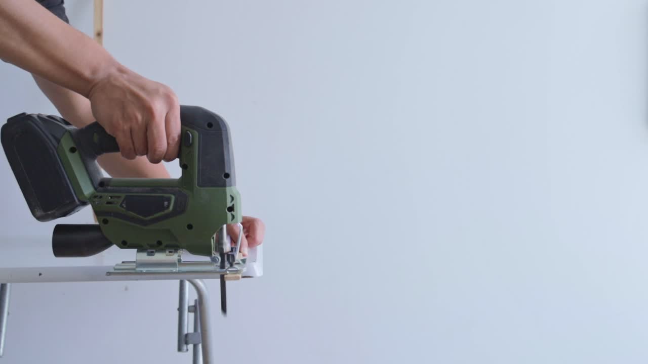 Tagliare il legno con un seghetto alternativo