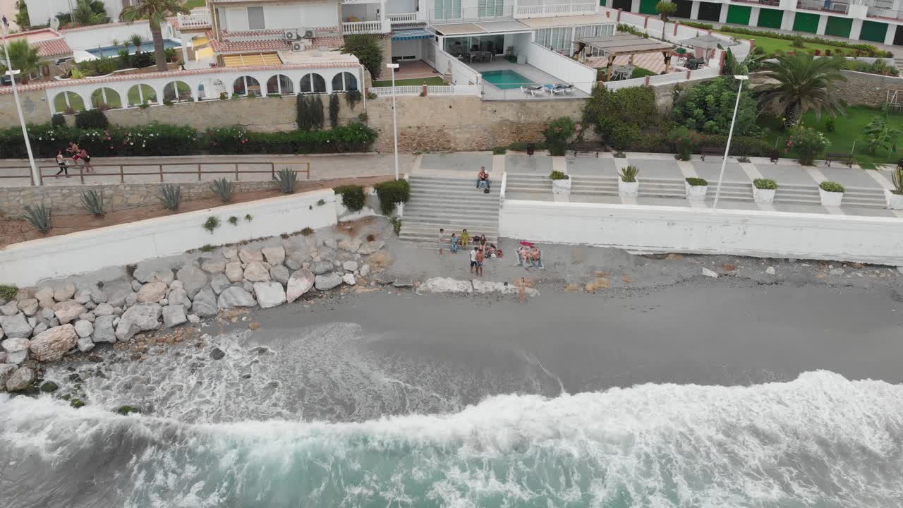 무인 항공기와 안정된 액션 캠을 사용하는 여름 흐린 날 스페인 말라가 네르하 해변