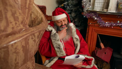 Santa-Claus-Está-Leyendo-Su-Lista-Traviesa-Y-Agradable-En-La-Gruta-De-Santa-En-El-Polo-Norte