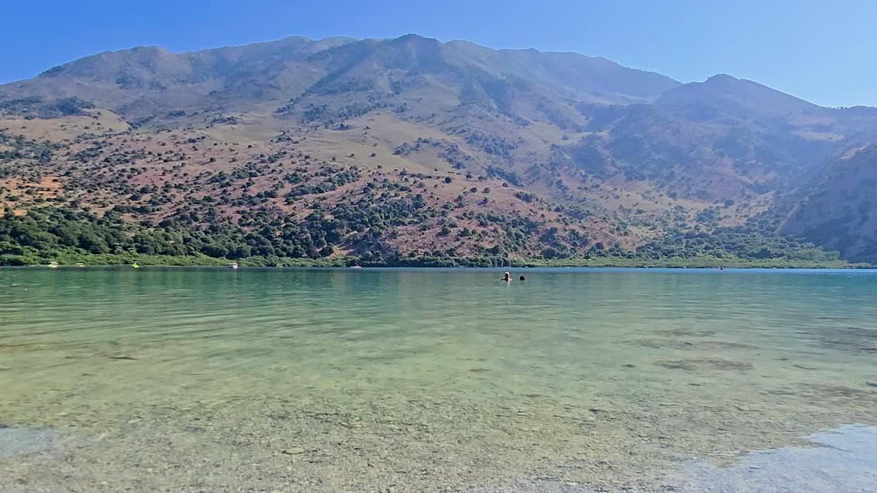 Schilderachtig uitzicht op het Kournasmeer op Kreta met een kalm zoetwatermeer, omringende bergen, heldere reflecties en een vredig natuurlijk landschap dat ontspannende en sfeervolle reisbeelden creëert.