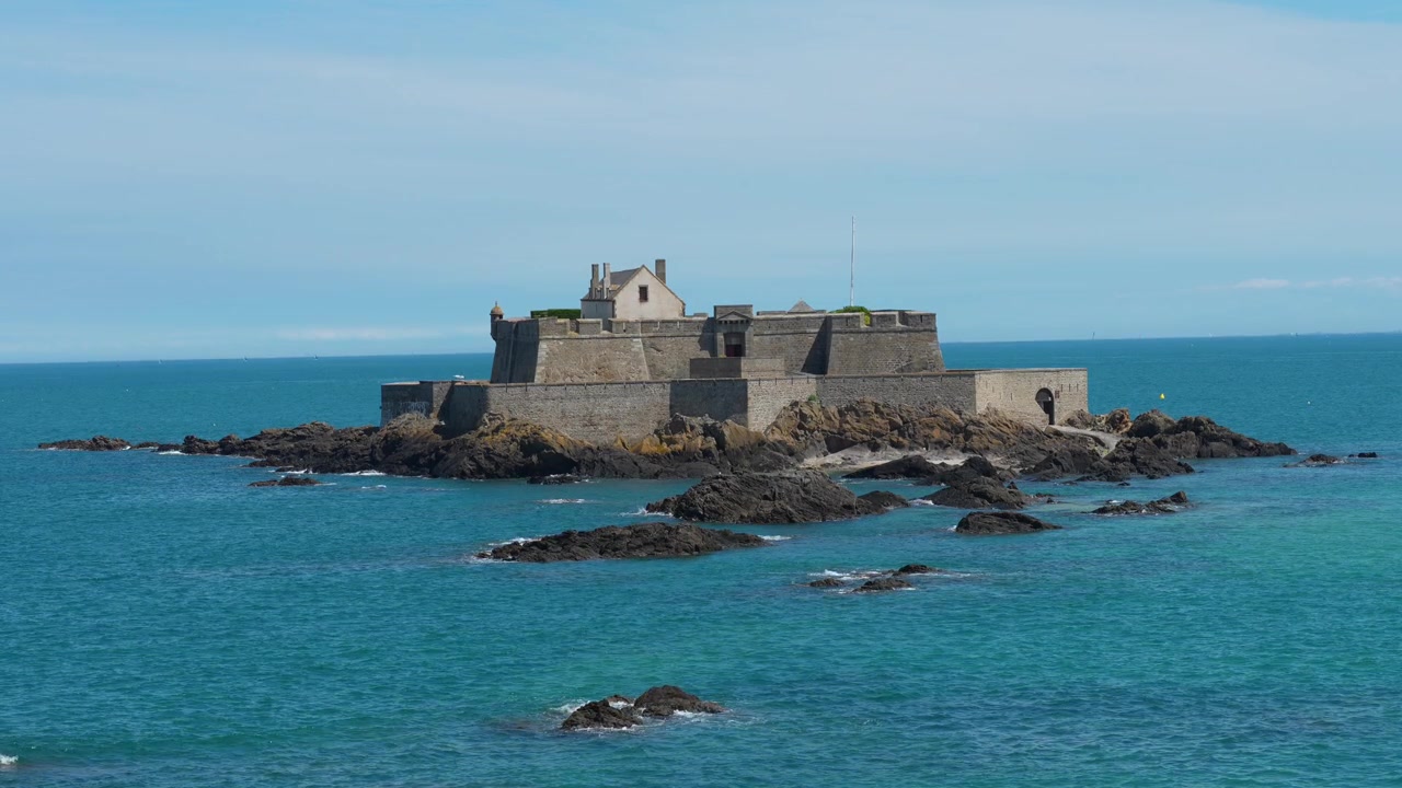 Fort National circondato dalle acque turchesi del Canale della Manica a Saint-Malo, Francia