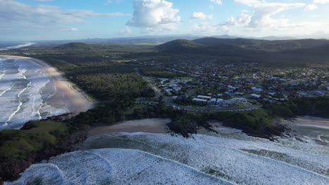 Playa-De-Cabarita-Y-Promontorio-De-Norries-A-Lo-Largo-De-La-Costa-Del-Mar-De-Coral-En-Nueva-Gales-Del-Sur,-Australia