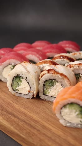 variedad de rollos de sushi