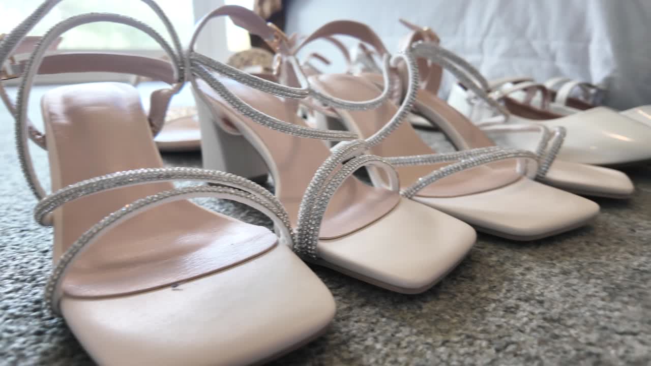 신부의 웨딩 하이힐 신발을 클로즈업한 사진이에요