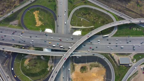 Vista-Aérea-De-Una-Intersección-De-Autopistas-Con-Senderos-De-Tráfico-En-Moscú.