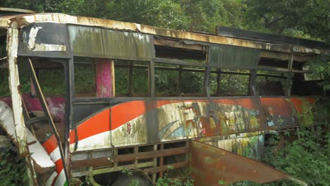 Primer-Plano-Pan-Derecho-Tiro-De-Autobús-Dañado-Y-Abandonado-Tirado-Al-Lado-De-La-Carretera-De-Circunvalación-De-La-Ciudad,-Cámara-Lenta