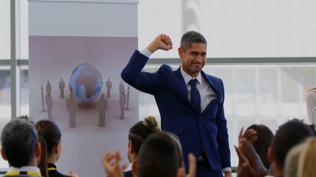 hombre de negocios celebrando el éxito en el seminario de negocios 4k
