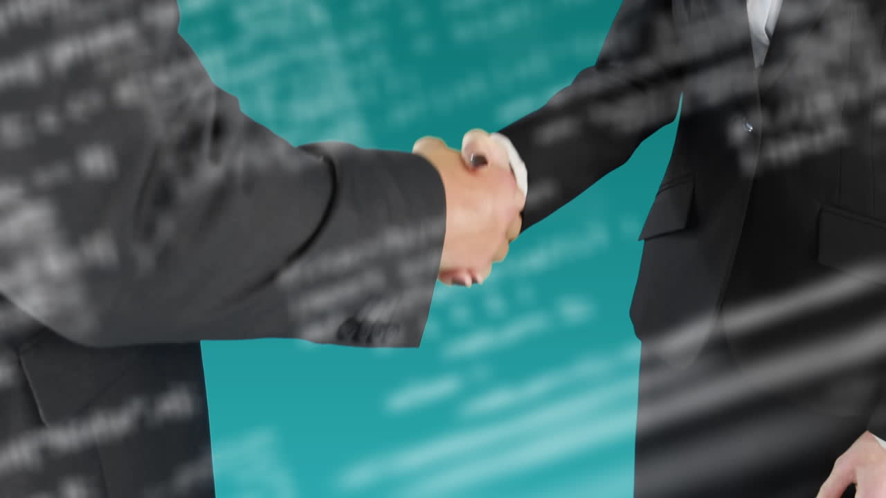 procesamiento de datos en la sección media de un hombre de negocios y una mujer de negocios que se dan la mano