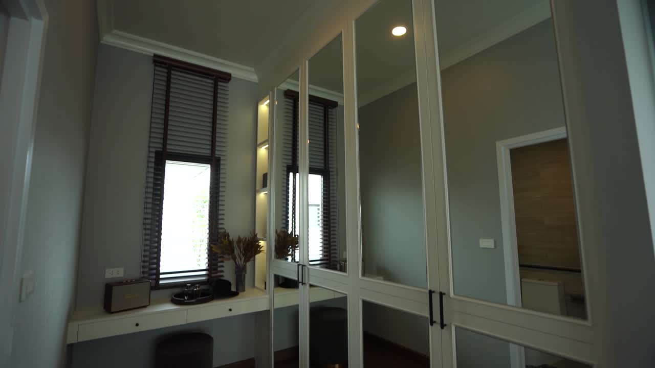 madera blanca moderna y elegante construida en el armario