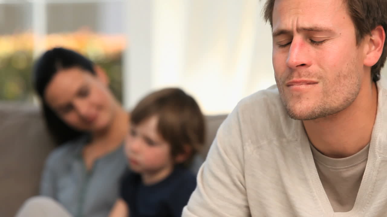 매우 불안한 사람이 나쁜 것에 대해 생각하고 있습니다.