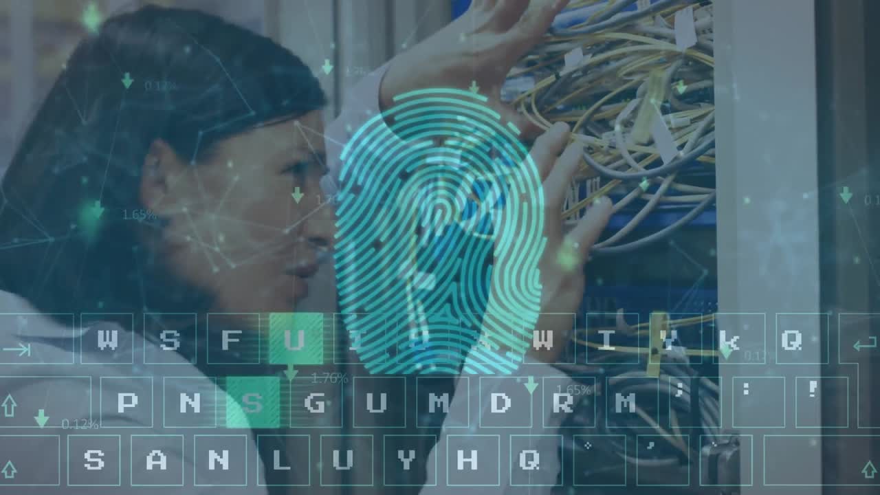 animación de teclado virtual sobre ingeniera caucásica trabajando con cables en la sala de servidores