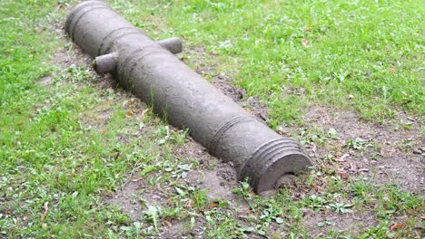 antiguo monumento histórico de cañón de cañón en el museo del palacio de jelgava - detalles de mano