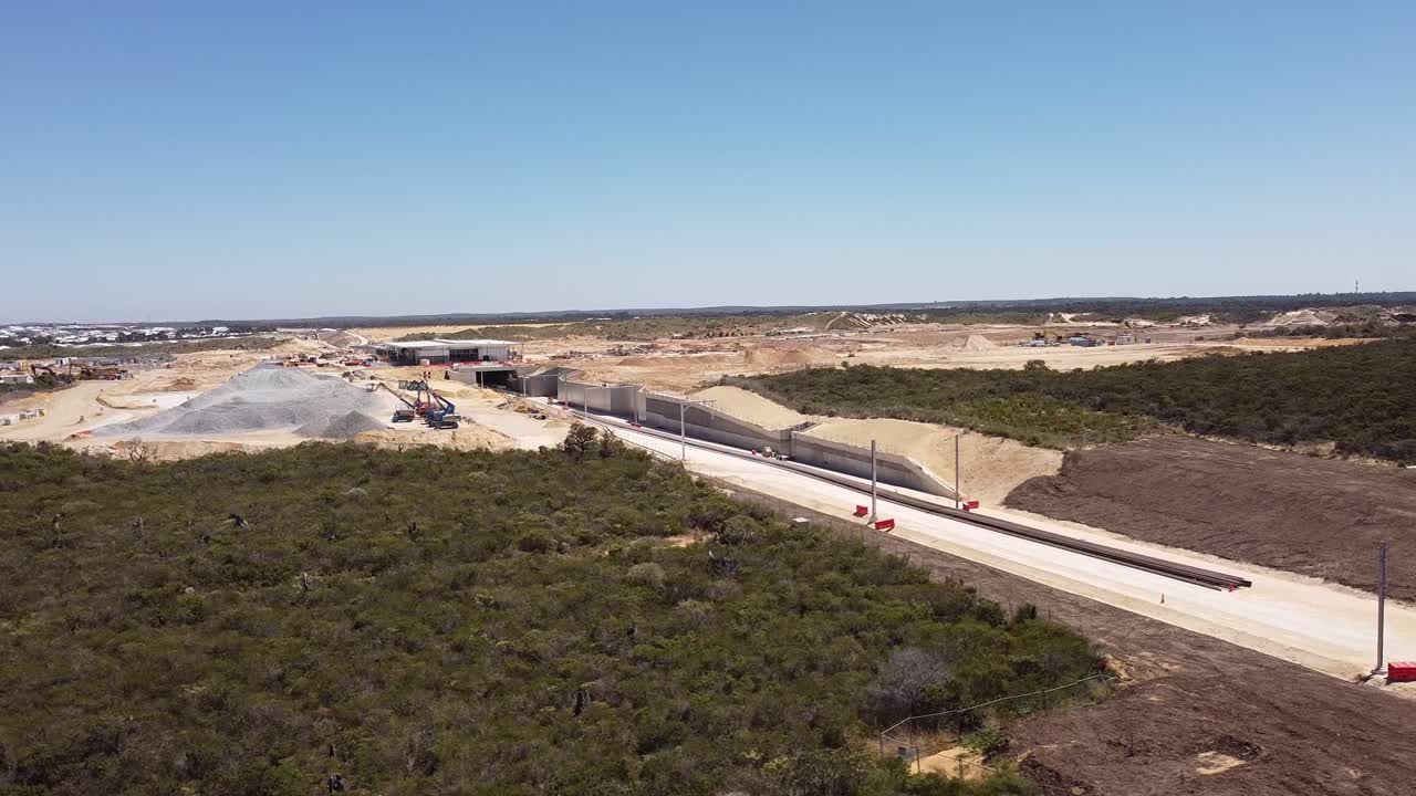 알키모스 스테이션 (alkimos station) 은 오스트레일리아 퍼스 (perth, australia) 에서 리 (dolly) 좌측에서 공중에서 볼 수 있습니다.