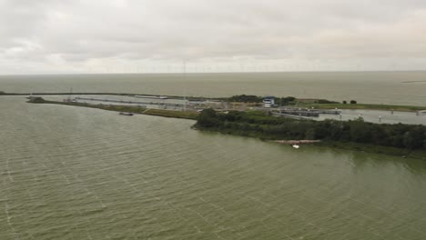 Toma-Aérea-De-Seguimiento-De-Un-águila-Marina-De-Cola-Blanca-A-Lo-Largo-De-La-Costa-En-Un-Día-Nublado