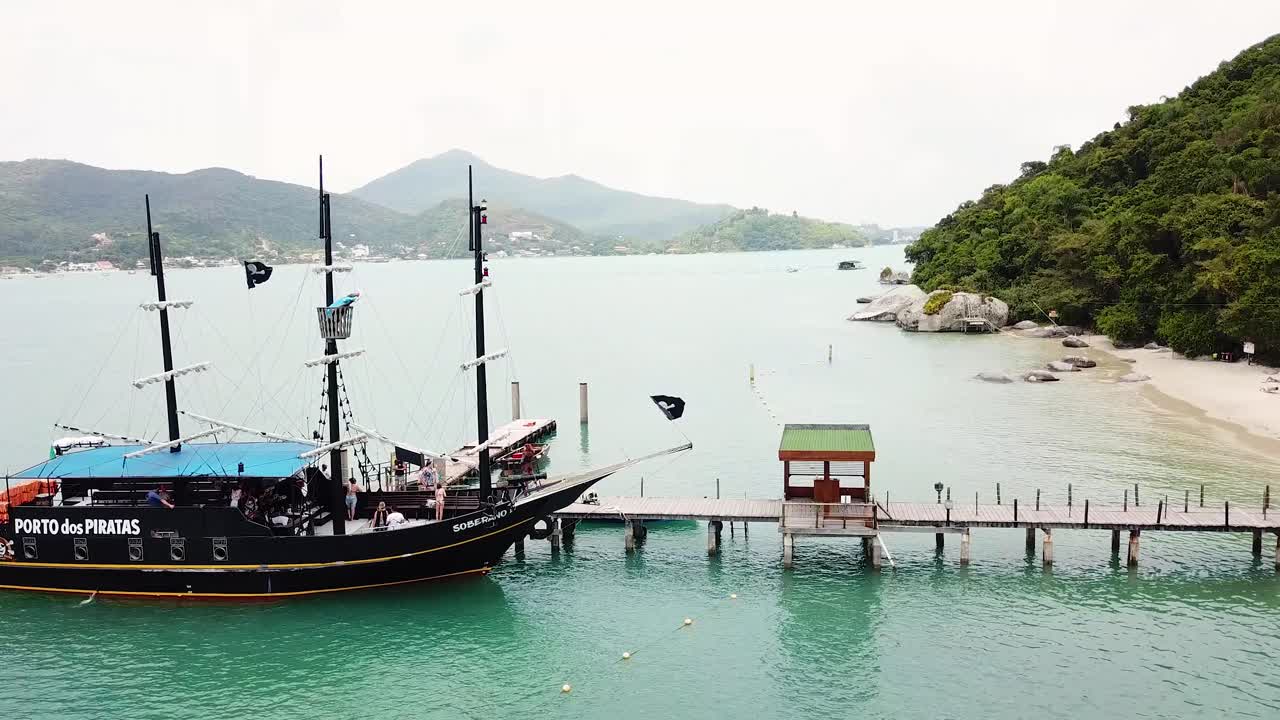 브라질 포르토 벨로 항구의 해적선