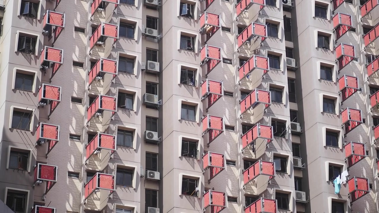 Vista esterna di moderno edificio residenziale a molti piani
