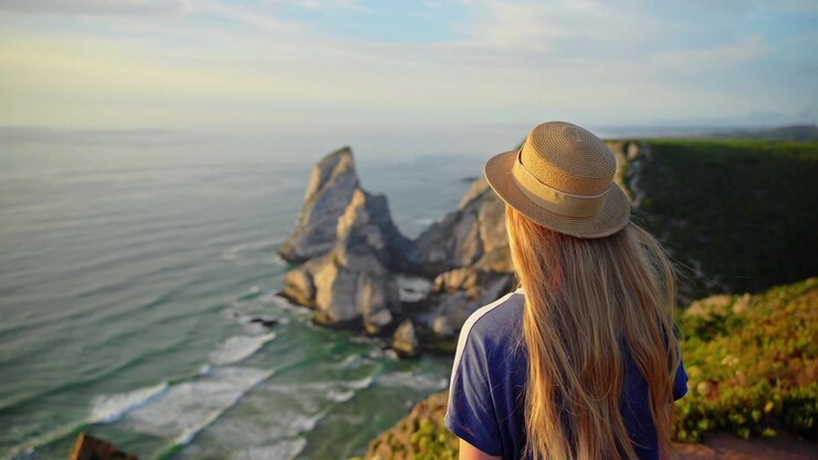 Junger Reisender mit Blick auf die malerische portugiesische Küstenlinie
