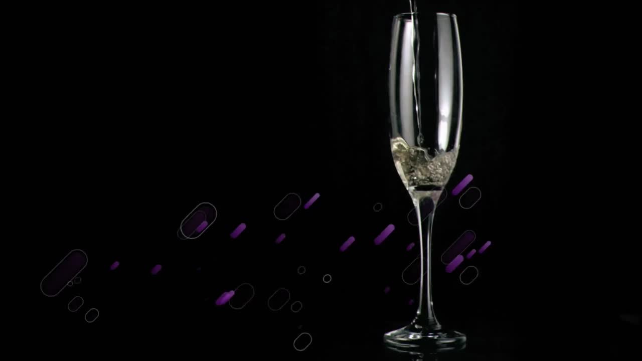 검은 바탕에 보라색 빛의 흔적이 있는 잔에  ⁇ 페인을  ⁇ 는 애니메이션