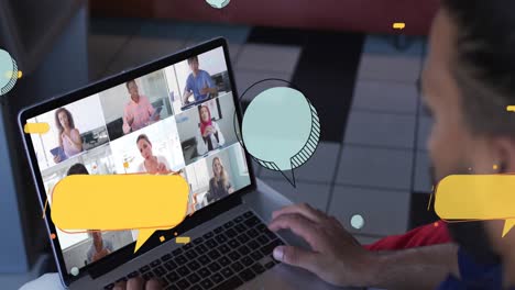 múltiples burbujas de habla en blanco contra la vista trasera de un hombre biracial teniendo una videoconferencia en una computadora portátil