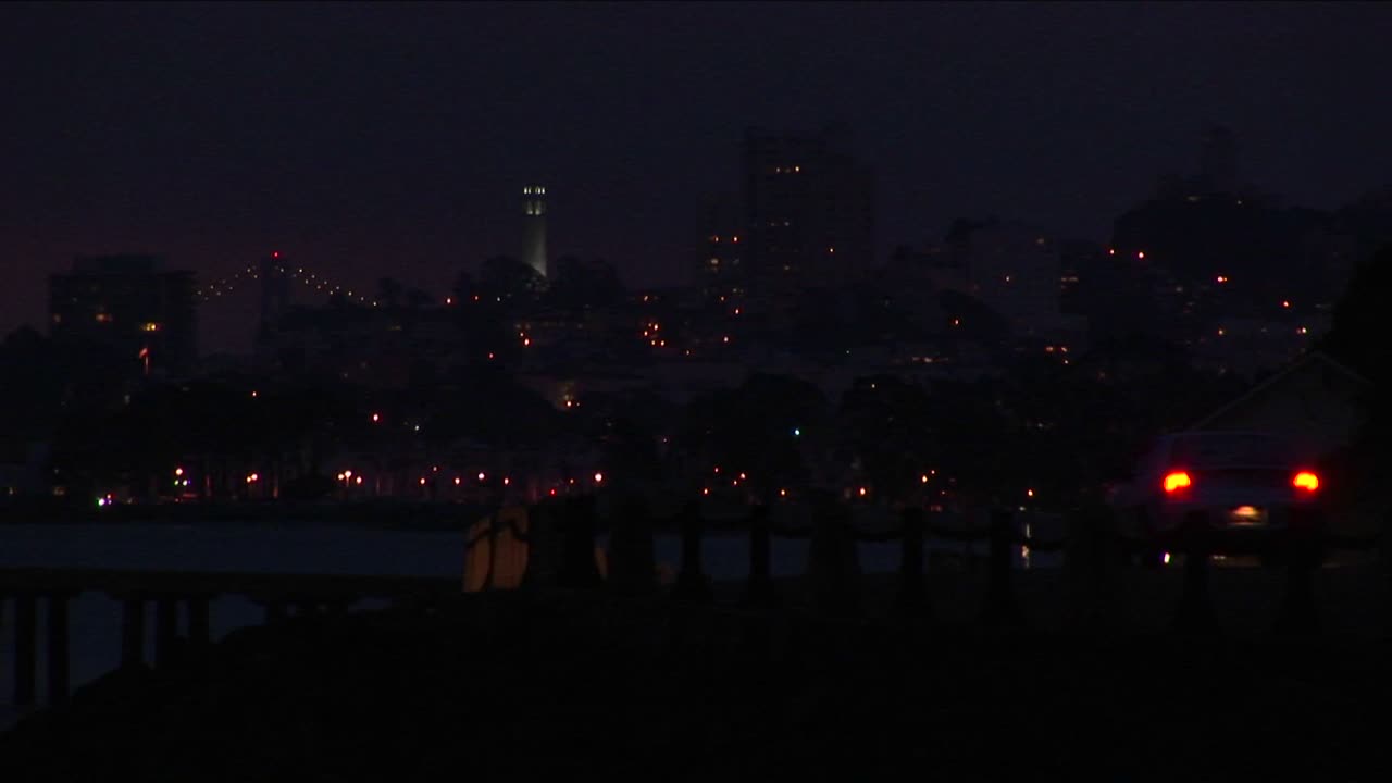 샌프란시스코의 야간 스카이라인 살펴보기